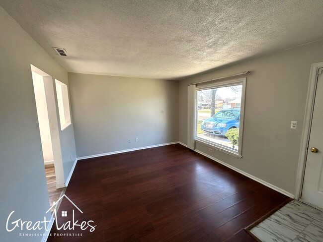 Building Photo - Beautiful 2 Bedroom 1 Bathroom now available for rent!