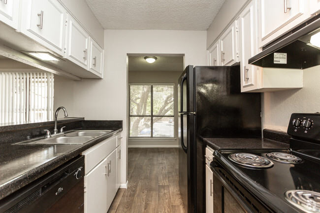 1BR, 1BA - 696SF Kitchen & Dining Room - The Escapade