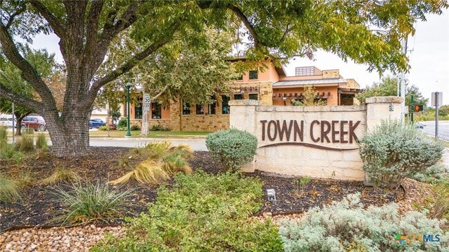 Building Photo - 653 Center Green