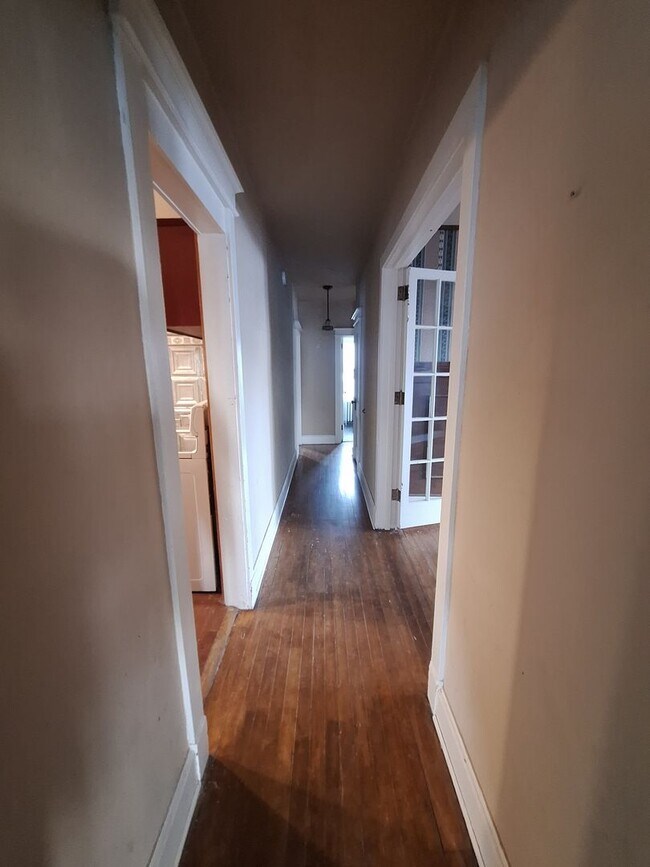 Building Photo - Large 3 Bedroom