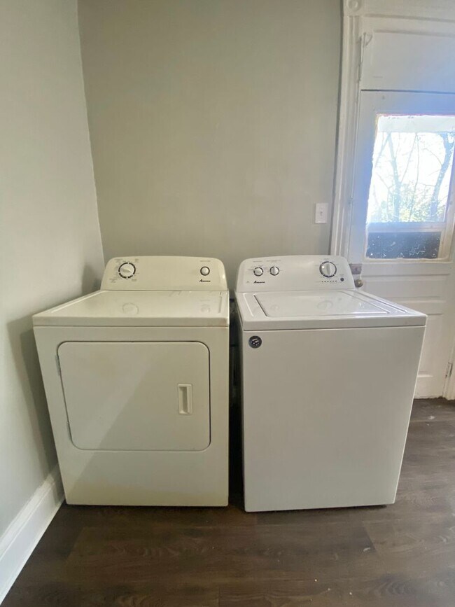 Building Photo - 714 E King St