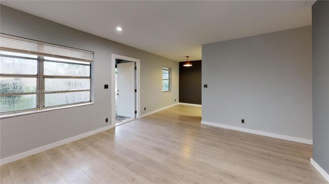 Building Photo - 404 NW 21st Terrace