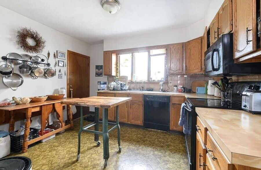 Building Photo - 30 Adrian St