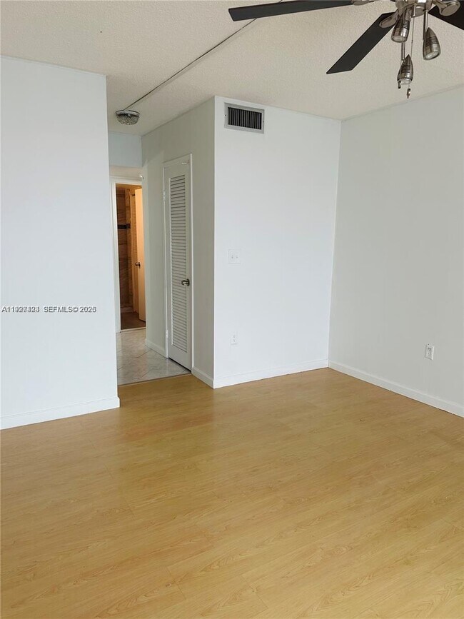 Building Photo - 1301 NE Miami Gardens Dr