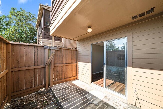 Building Photo - 10555 Turtlewood Ct