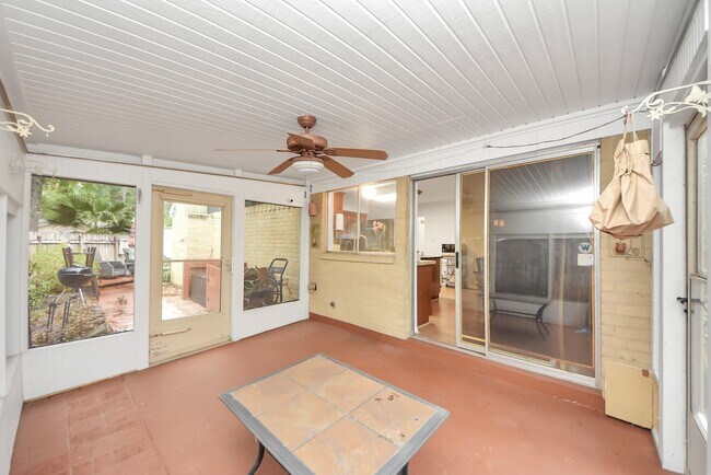 Building Photo - 18 N Deerfoot Cir