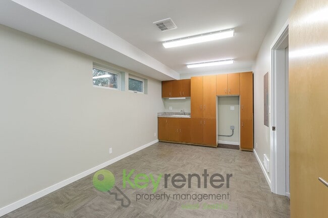 Building Photo - Modern Seattle Home Featuring Hardwood Floors and Style