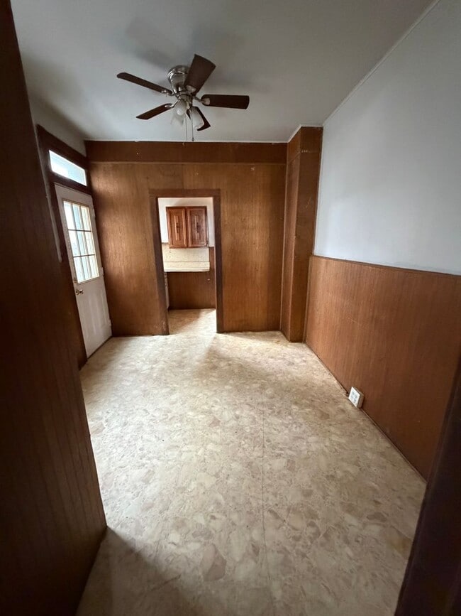 Building Photo - 5 Bedroom Pet Friendly House in Lancaster!
