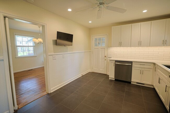 Building Photo - Beautiful 3BR/1.5BA Home in Newport News, VA - Move-in Ready!