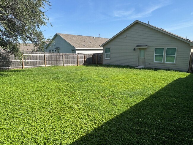 Building Photo - Far west gorgeous townhome ready for move in.