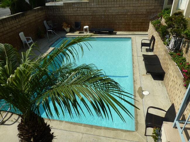 Building Photo - 833 5th St