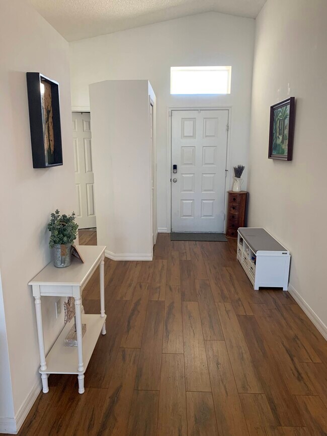 Building Photo - 993 E 13th Sq