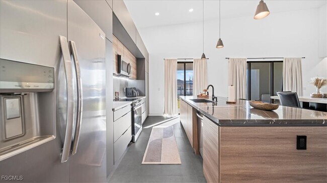 Building Photo - 1017 NE 4th Pl