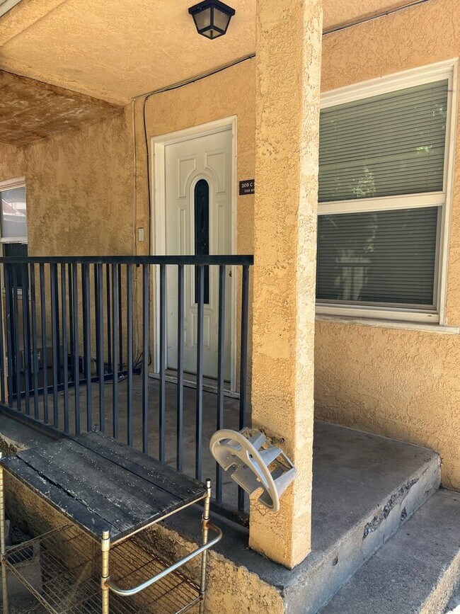 Building Photo - Charming first floor unit on the alley