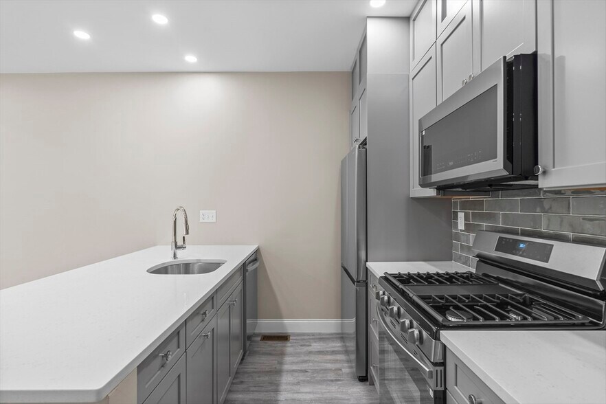 Building Photo - 769 E 6th St