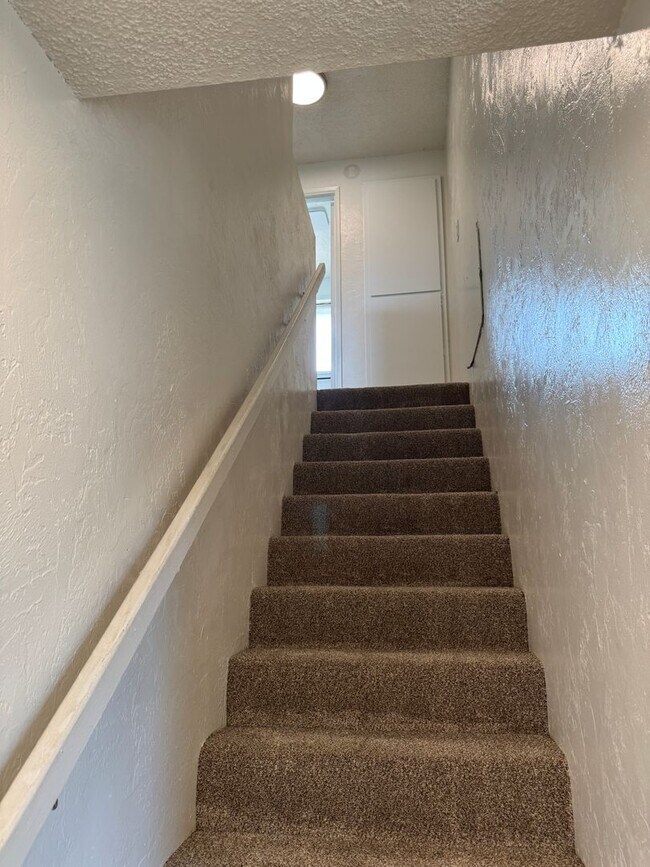 Building Photo - Updated 2 bedroom 1 1/2 bath duplex in Springfield!