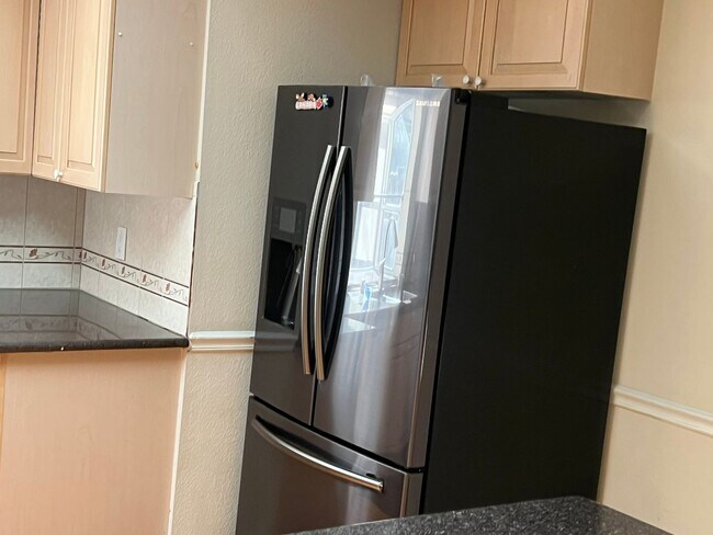 Building Photo - FURNISHED SHORT TERM 6 MONTH MINIMUM STAY