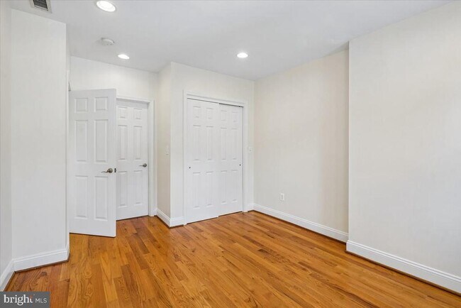 Building Photo - 1339 C St NE