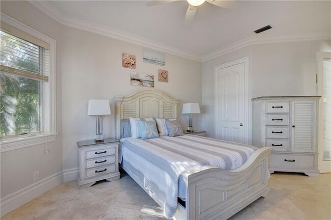 Building Photo - 1320 S Lakeside Dr