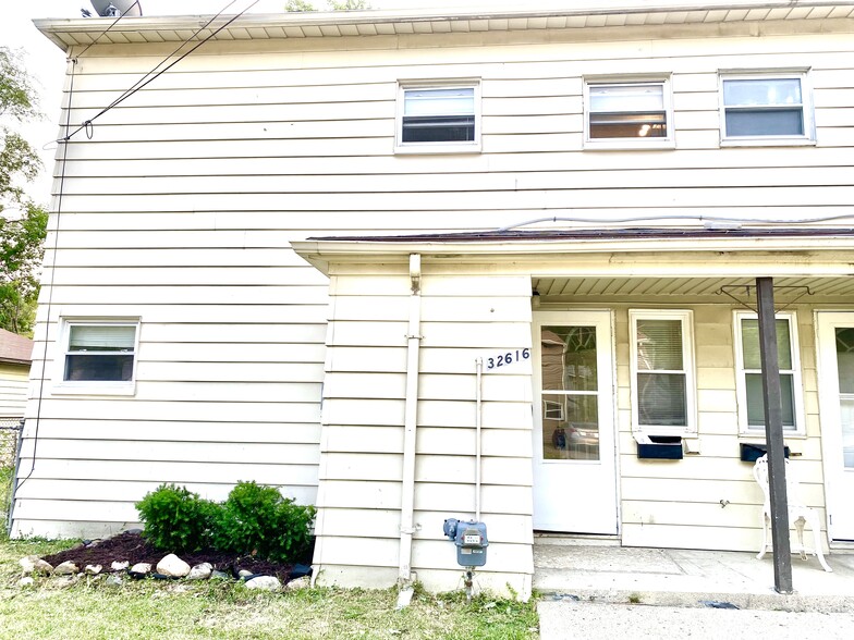 Front - 32616 Montcalm St
