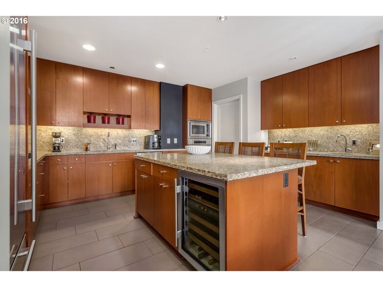 Building Photo - 1025 NW Couch St