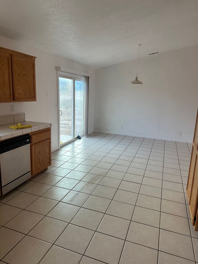 Building Photo - Charming 3 Bed, 2 Bath Home in Hesperia - Perfect for Your Family!