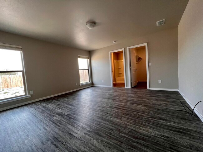 Building Photo - 2118 N Texas Ave