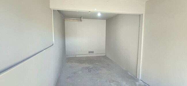 Building Photo - 405 S Kroeger St