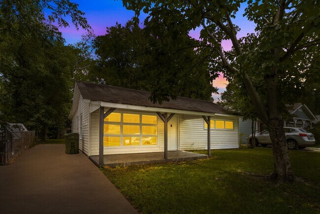 Primary Photo - Charming 3 Bedroom, 2 Bathroom house