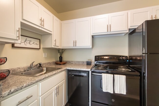 Building Photo - Romaine Court