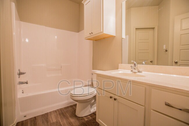 Building Photo - 2114 10th St