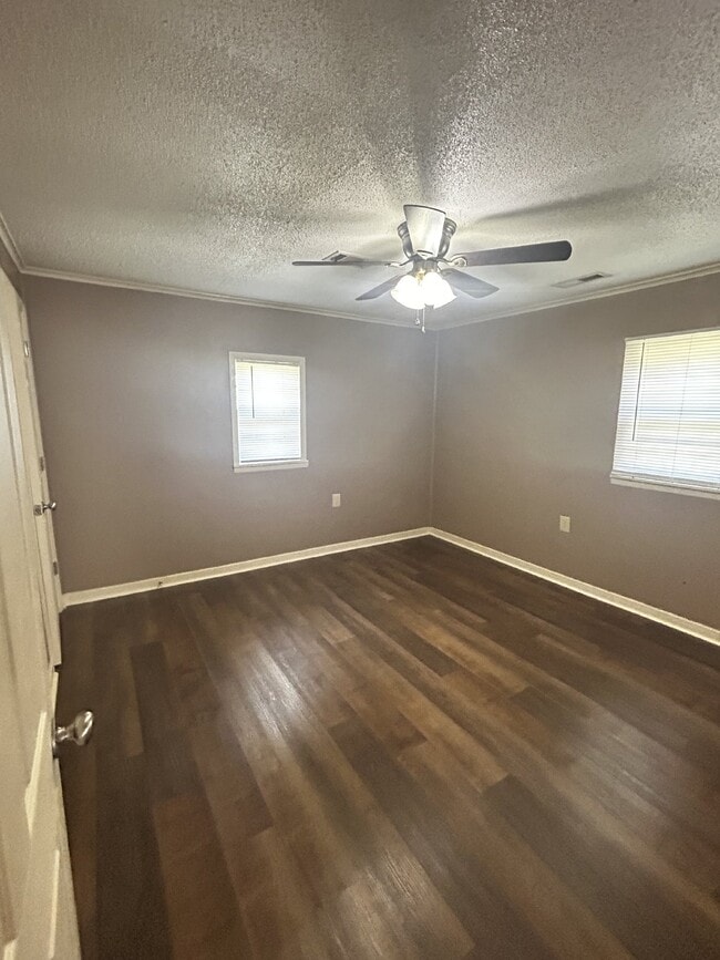 Building Photo - 451 Mill St