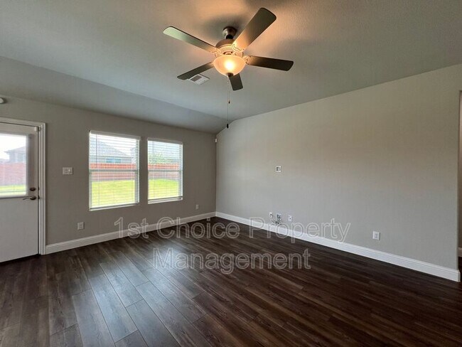 Building Photo - 2101 Sun Star Dr