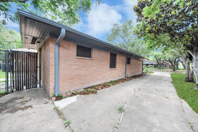 Building Photo - 4422 Nenana Dr
