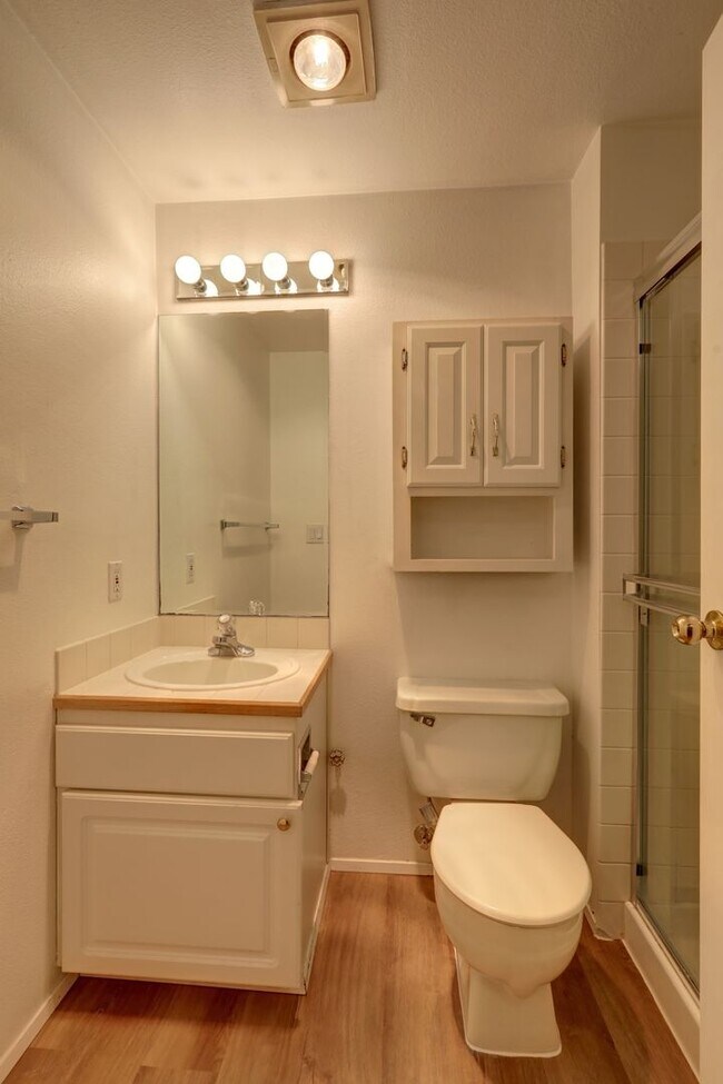 Building Photo - 2 Bedroom Ground Floor Condo in the Heart of Woodinville!