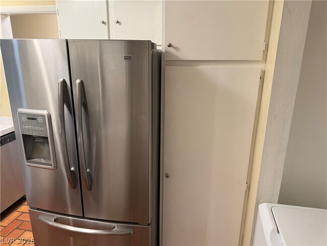 Building Photo - 1390 Hialeah Dr