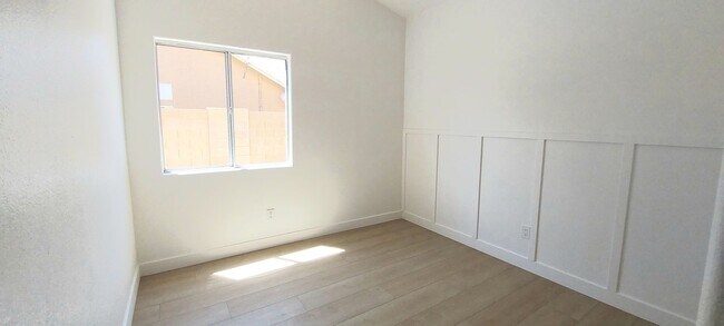 Building Photo - *JUST REMODELED* DONT MISS OUT ON THIS 4 BEDROOM 2 BATH ** PRIME CHANDLER LOCATION