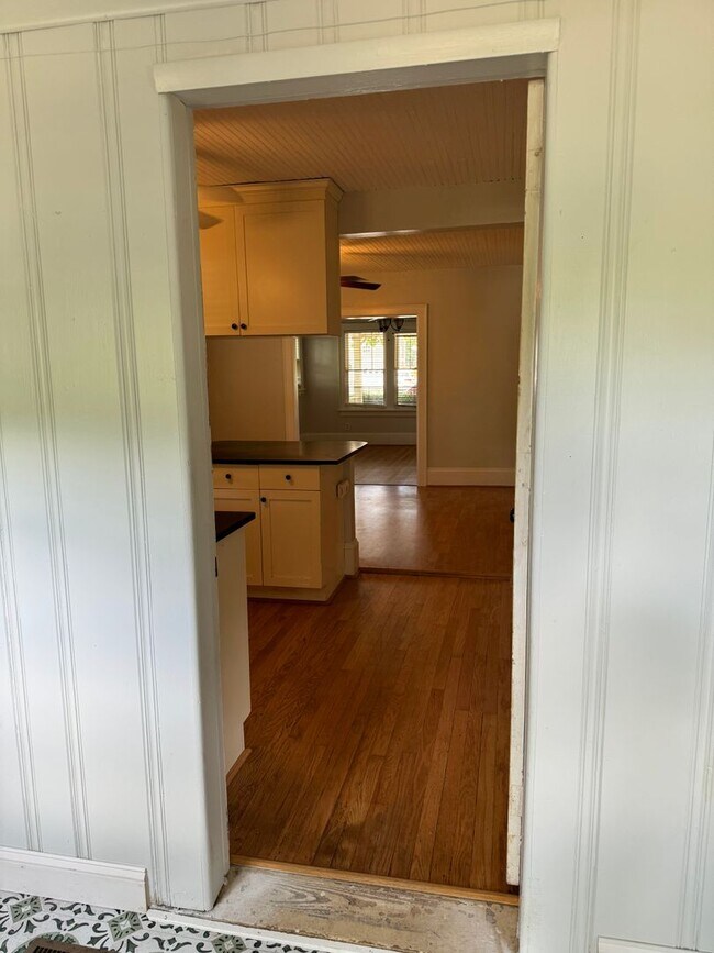 Building Photo - Cute Bungalow Near NC State Fairgrounds - ...