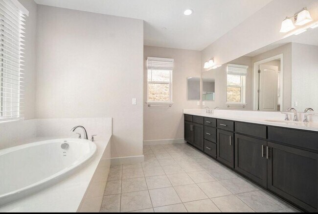 Building Photo - 31 Cortina Dr