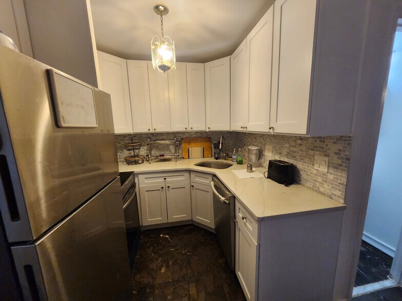 Building Photo - 4 Union Ave