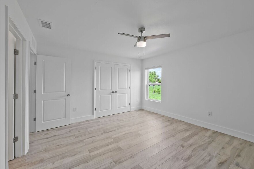 Building Photo - 2426 Santa Barbara Blvd N