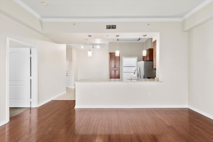 Building Photo - 3225 Turtle Creek Blvd Blvd