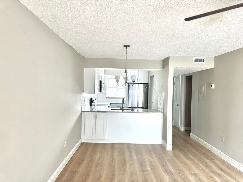 Building Photo - 6054 Amberly Ct