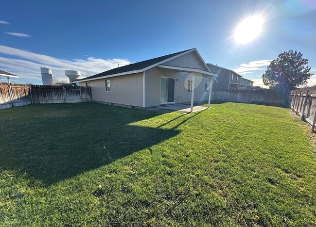 Building Photo - 3 bed|2 bath house with NEW PAINT & CARPET!