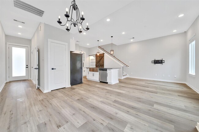Building Photo - 6727 Parker Oaks Ln
