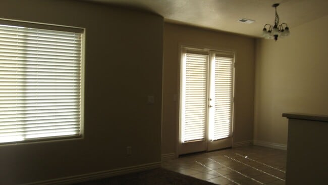 Building Photo - Spacious 3 Bedroom House