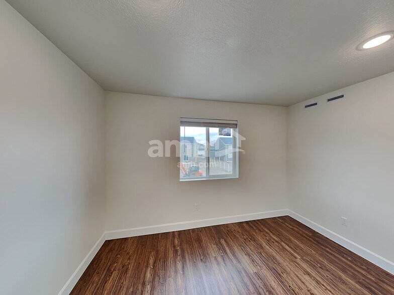 Building Photo - 226 N Dry Crk Rd