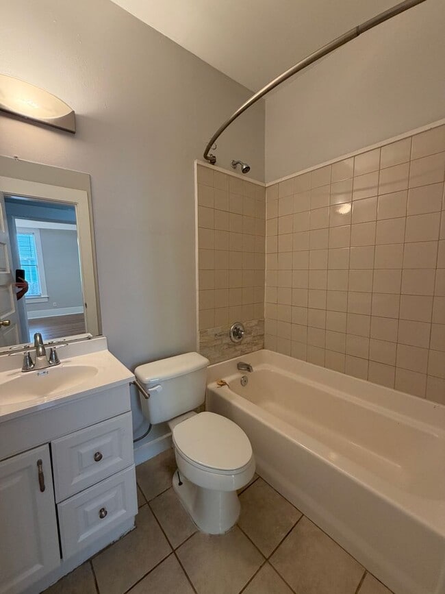 Building Photo - Stylish 2/2 Bungalow with Modern Kitchen & Spacious Backyard