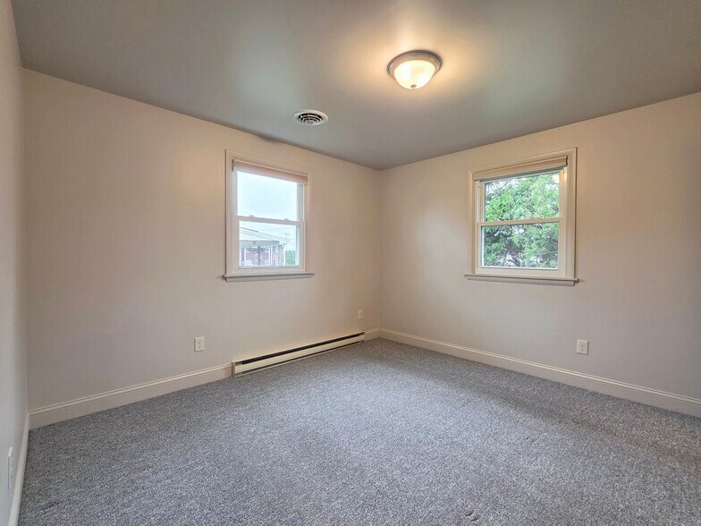 Building Photo - 2 Colonial Ave