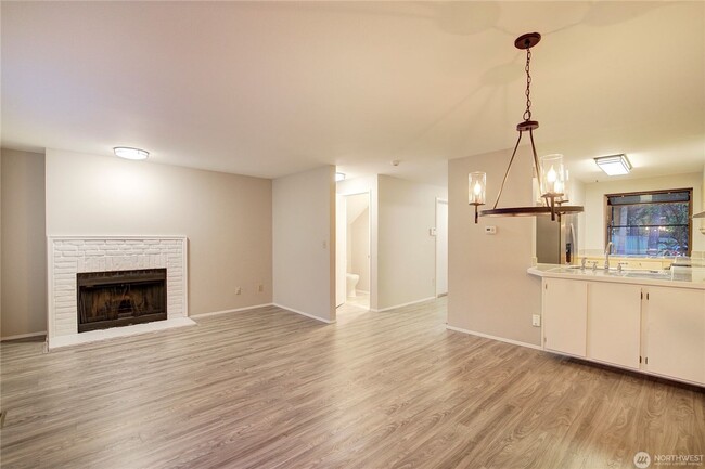 Building Photo - 2Bd/1.5Ba Kirkland Townhouse